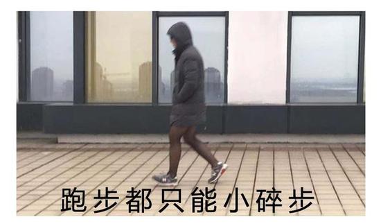 女生冬天穿那么少不冷吗？我找了个男生试了下…