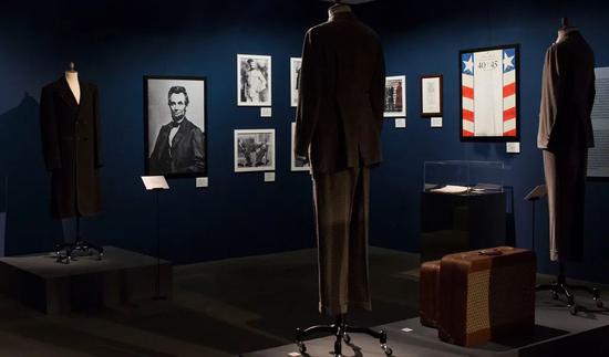 Brooks Brothers 成立 200 年纪念展上的总统服装展区