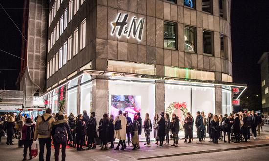 H&M 自己应该也很怀念当年的排队场景吧