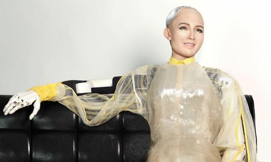 alexanderwang邀请了一个机器人去看他的秀