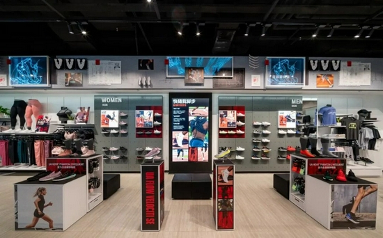 安德玛亚太第1000家店内的3d帷幔背景墙