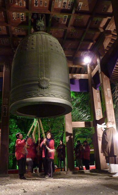 敲钟祈福 图片来源自pinterest.