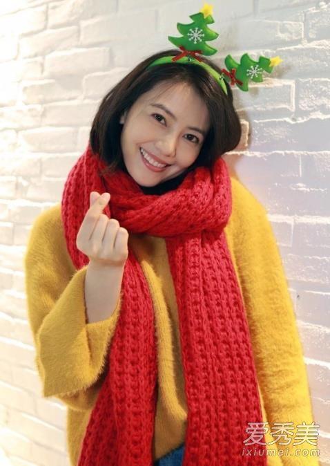 黄色毛衣+红色围巾，还是短发时期的高圆圆笑起来超可爱呢。