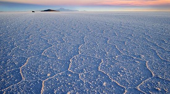 处于干涸状态下的乌尤尼盐湖