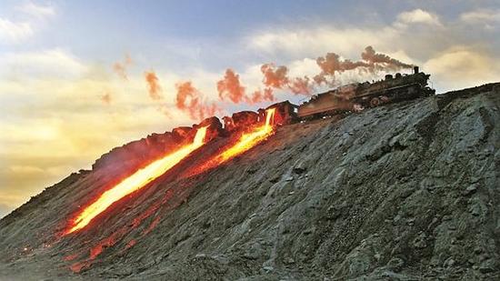 2006年拍摄于包头，蒸汽列车正在将烧过的矿渣倾倒出来。