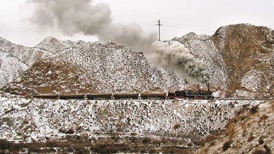Kitching在东北矿区拍摄的列车经过照片
