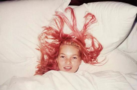 1999年，摄影师Juergen Teller镜头下的Kate Moss