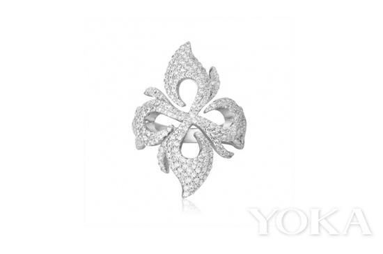 APM Monaco 纯银镶晶钻木兰花飞镖戒指，￥ 1,570，图片来自APM Monaco。