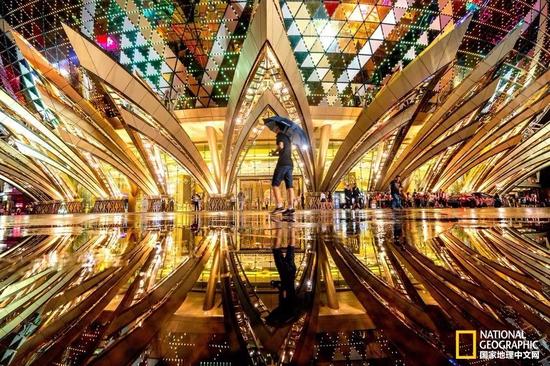 金光闪闪的赌场——在“葡京”的垄断崩溃后，这座新建的赌场被认为是澳门最丑的建筑之一。摄影：Antonio Leong