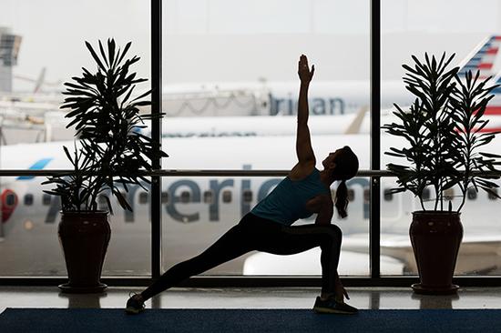 达拉斯机场的瑜伽馆拥有绝赞的停机坪风景。DFW Airport 图