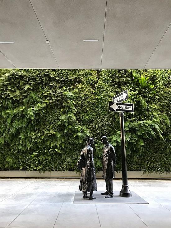 SFMOMA二层开辟的室外平台，并配备植物绿墙，使现代艺术与自然风景完美融合。