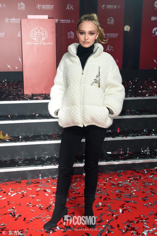 Lily Rose-Depp身着Chanel 2017早秋系列外套