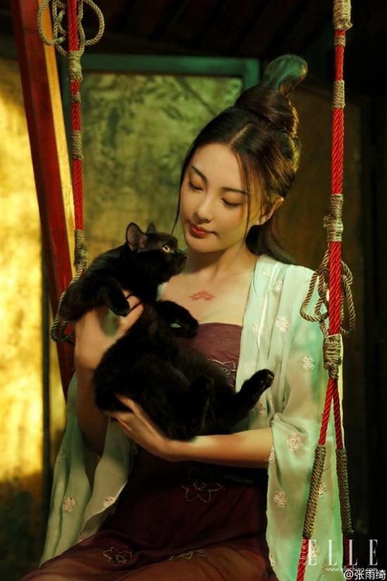 张雨绮饰演的春琴，从现在的物料来看，她是妖猫的工具，妖猫附身在她身上。