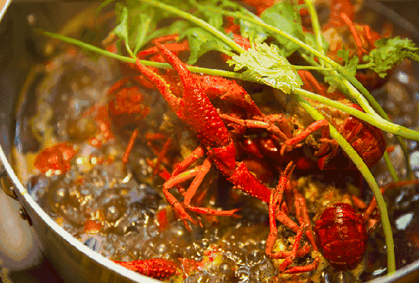 ▲ 清蒸或水煮，是小龙虾最基本的吃法。图/网络