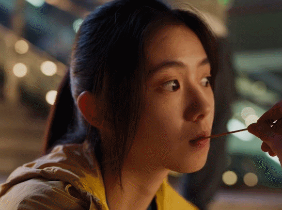 既然这样,那就不得不cue一个人了:《送你一朵小红花》的女主,刘浩存.