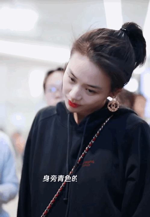 马思纯身穿Acne Studios连帽卫衣搭配Chanel耳环和单肩包