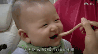 婴儿品尝加入了出汁的粥