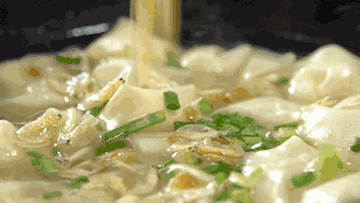 小虾米和鸡蛋摊开平煎后切成的“鸡蛋丝”，是馄饨最常见的配料。图/soogif