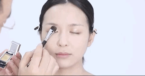 然后使用金色闪耀眼影叠加在上下眼睑,大面积的金色更加凸显狮子座的霸气!