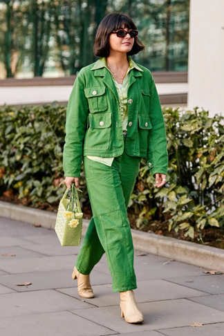 牛油果绿丝滑绸缎搭配英气工装外套,一硬一软的矛盾冲突感轻易化解