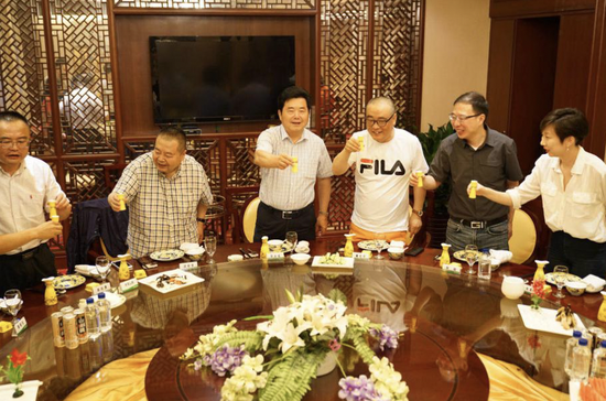 迎驾集团总裁倪永培（左三）出席晚宴