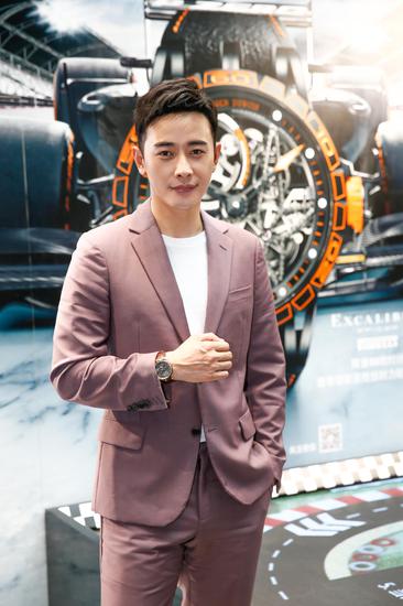 嘉宾罗晋先生佩戴Excalibur 42自动上链镂空腕表