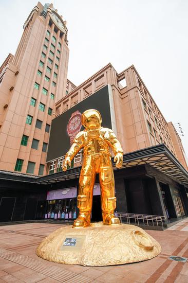 致敬人类首次登月50周年 欧米茄金色宇航员巨型雕塑展于北京王府井揭幕