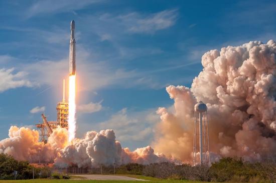 2018年2月SpaceX猎鹰重型火箭（Falcon Heavy Rocket）发射升空的精彩瞬间