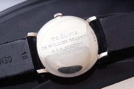 表背镌刻纪念文字“庆祝埃尔维斯创下7,500万张全球唱片销量纪录，美国广播唱片公司，1960年12月25日”