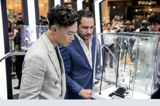 陈奕迅先生与Julien Tornare 先生参观真力时古董腕表巡展腕表(2).jpg