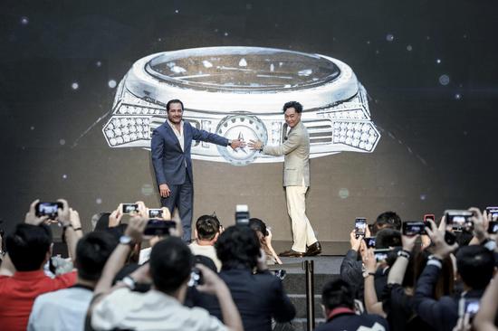 真力时全球首席执行官朱利安•托内尔先生与陈奕迅共同按动了大屏幕上的虚拟时计表冠