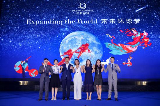 (左起)云顶邮轮集团销售总监杨振宁先生、凯撒旅游华南区总经理何园园女士、广州广之旅国际旅行社股份有限公司副总裁赵文志先生、云顶邮轮集团市场部高级副总裁李凤霞女士、同程国际旅行社有限公司邮轮事业部副总经理张碧燕女士、深圳携程国际旅行社执行总经理王欢女士、云顶邮轮集团销售总监韩帅先生