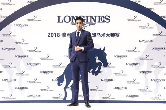 浪琴表品牌挚友梁靖康佩戴开创者系列腕表,亮相蓝毯仪式