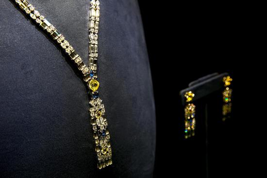 海瑞温斯顿Brownstone高级珠宝系列黄色蓝宝石、蓝宝石配钻石项链、坠式耳环