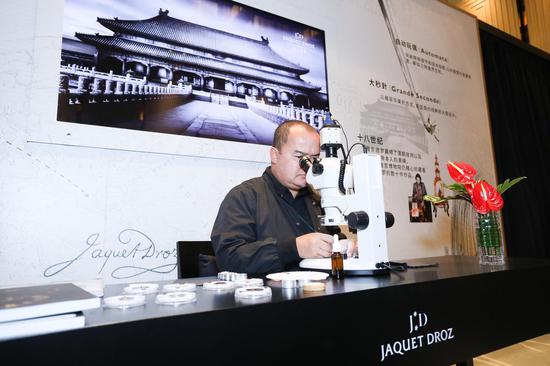 雅克德罗微绘师现场展示微绘工艺