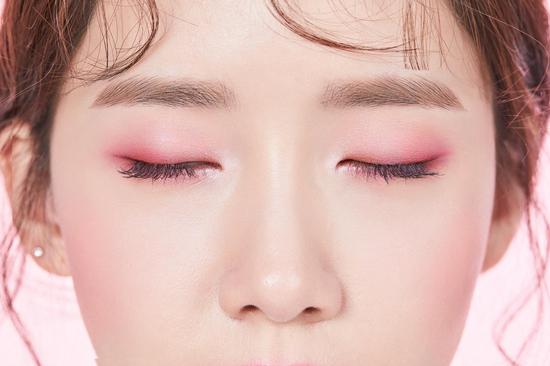 悦诗风吟悦享随心四色眼影盘[怦然心动限量版-浪漫樱花妆容-眼妆2