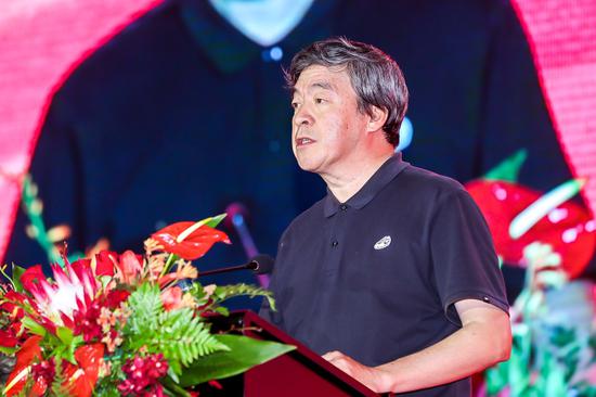 《参考消息》原总编辑,中国国家品牌网总编辑张铁柱先生上台讲话