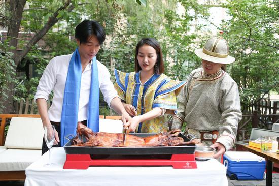 　　玫颜瑞美妆美肌中心创始人、资深造型师刘玫希女士与宸合肖像馆创始人、著名摄影师张罗平先生共同进行了剪彩仪式。