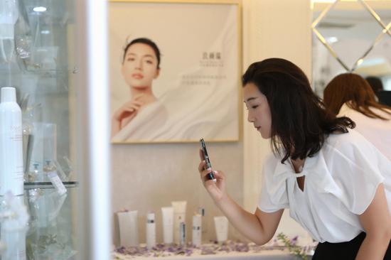 来宾正在了解美肤中心来自日本的护肤产品。