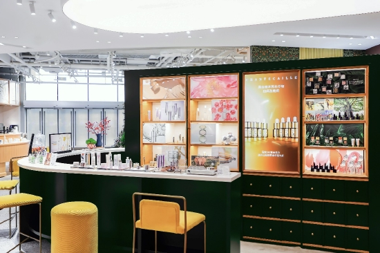 为了进一步扩大品牌的影响力,香缇卡于北京 skp-s 设立百货专柜