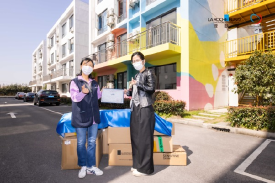 欧莱雅中国副总裁兼活性健康化妆品部总经理马岚女士(右) 与北京同心圆慈善基金会上海救助中心负责人王英女士(左)