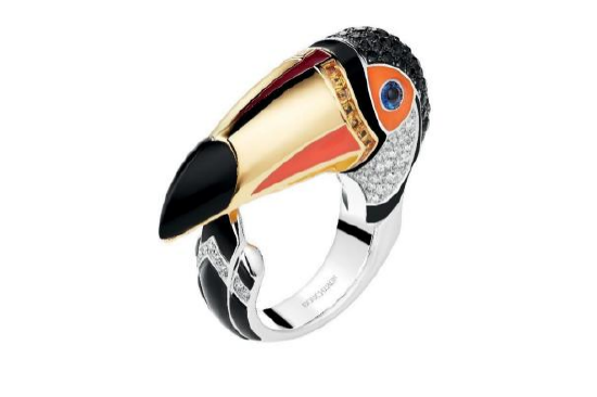Toucan戒指铺镶钻石、缟玛瑙及黑蓝宝石，饰有彩漆饰面，白金及黄金材质