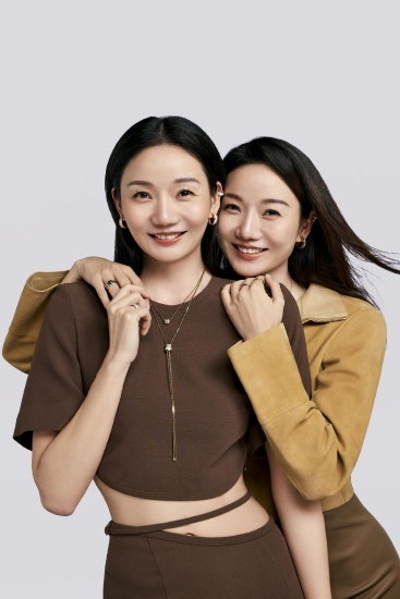 中国国家花样游泳运动员蒋文文与蒋婷婷