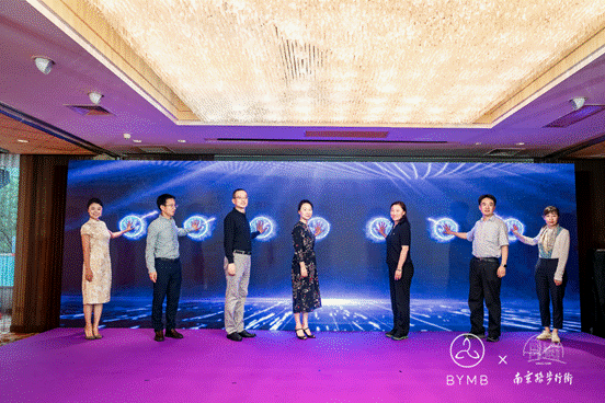 　　王艳主席、 沈云局长；周明书记；韦心磊副总裁；徐文飚副主任；蔡坚主席以及Vivienne共同协手开启了本届上海瑜伽节的帷幕！