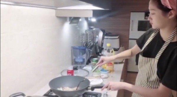 关晓彤做饭