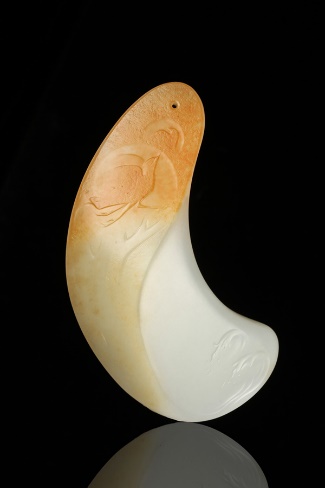 LOT3579 品德轩 周小龙 和田玉籽料后羿把件

　　9.8×3.8×2.0cm 149g