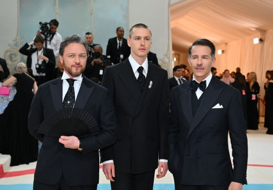 英国演员Harris Dickinson和James McAvoy与dunhill创意总监Simon Holloway携手亮相纽约大都会艺术博物馆晚宴，致意本届展览Karl Lagerfeld：A Line of Beauty.