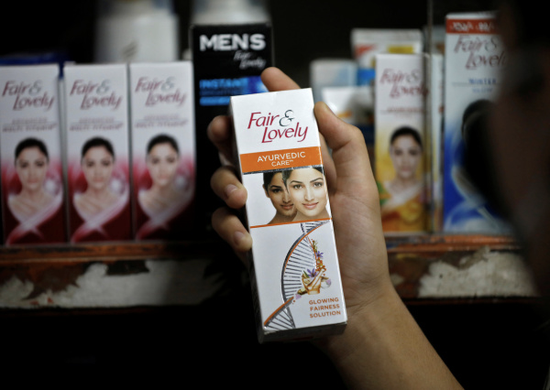 6月25日，印度商店货架上的“白皙和可爱”系列护肤品