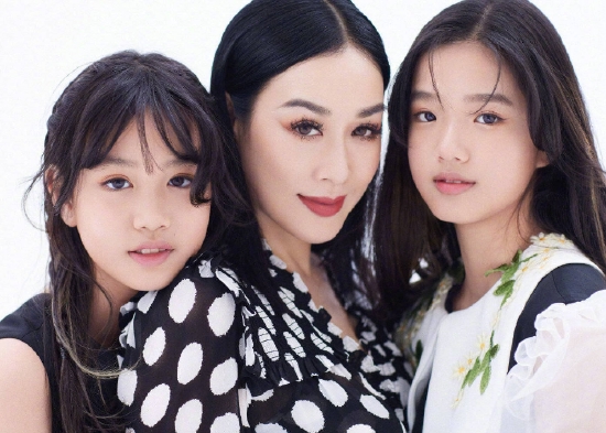 钟丽缇晒母女三人时尚大片妈妈温柔精致女儿们恬静可爱