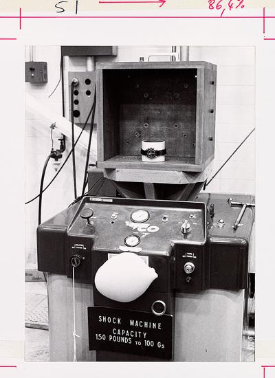 　1965年，欧米茄超霸表成功通过严苛测试，被美国国家航空航天局 (NASA) 认证为其所有载人航天飞行的唯一指定腕表装备
